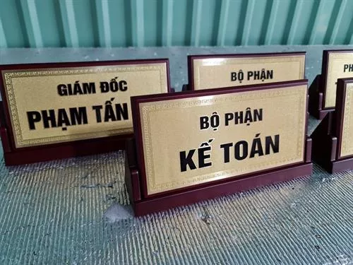 In Ấn Kệ Tên Chức Danh Để Bàn